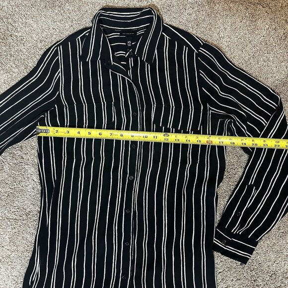 Who What Wear Top Women’s XS Black And White Stripe Button Down Pockets - Picture 6 of 10